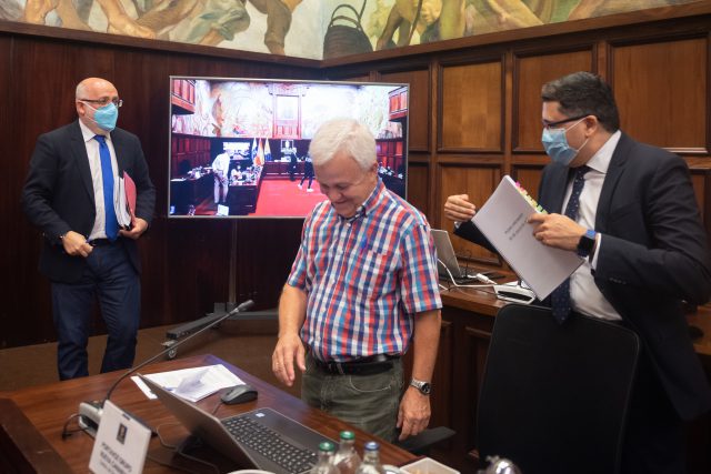 Antonio Morales y, en el centro, Carmelo Ramírez en el pleno de hoy.