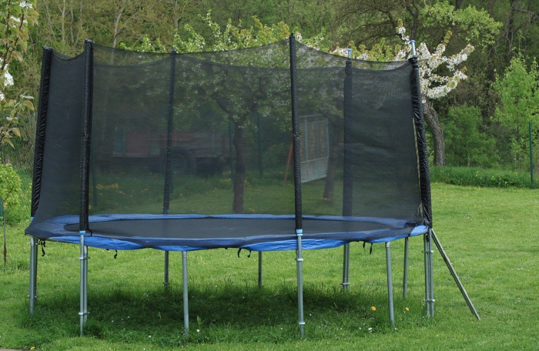 Transforman una cama elástica en una refrescante piscina por menos de 40 euros