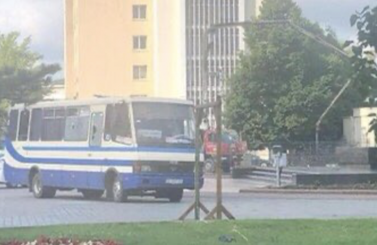 Un hombre cargado de explosivos secuestra un autobús con 20 pasajeros en Ucrania