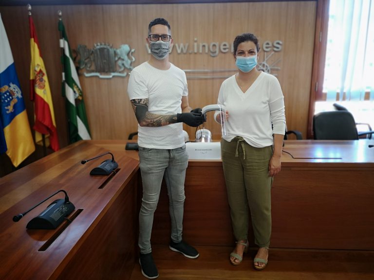 Jóvenes de la iniciativa #Canariasyotecuido entregan al Ayuntamiento 30 viseras para Servicios Sociales