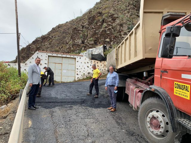 El alcalde, Pedro Rodríguez, acompañado del concejal de Vías y Obras, Aniceto Aguiar, durante su visita a las obras