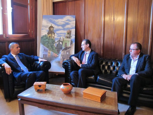 El alcalde, Pedro Rodríguez, el director de Telefónica en Canarias, Juan Flores (centro) y el concejal de Nuevas Tecnologías, Ángel Ramos, durante en una imagen de archivo