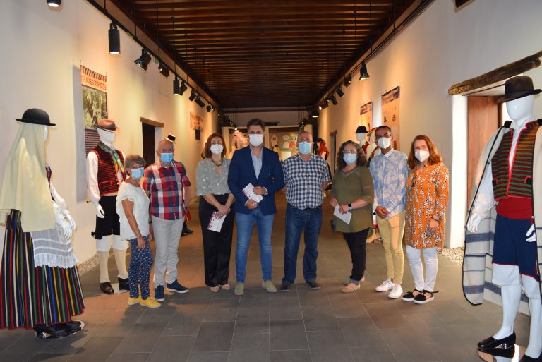La Casa de los Capitanes acoge durante este mes una exposición sobre la evolución de los trajes típicos
