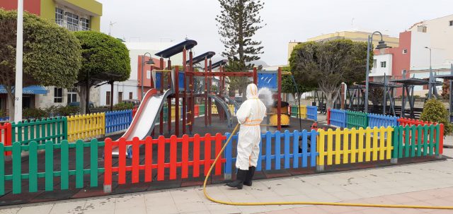 Labores de limpieza y desinfección en la zona de juegos infantiles de la Plaza de San Pedro, en La Atalaya