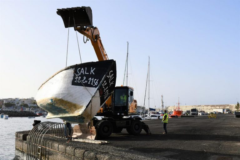 Trasladados al muelle de Arguineguín 52 migrantes rescatados de una patera