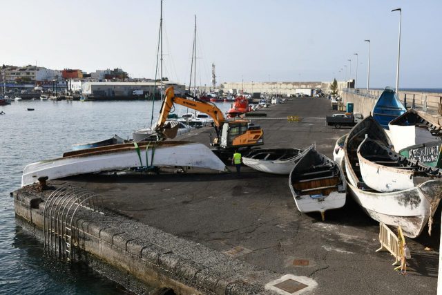 Retirada Pateras Y Cayucos Muelle Arguineguín 3