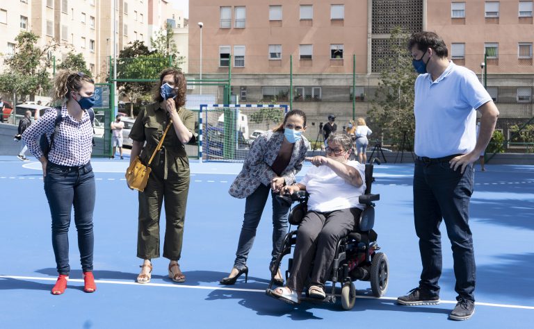La alcaldesa de Santa Cruz de Tenerife inaugura las canchas de Santa Clara después de culminar su rehabilitación