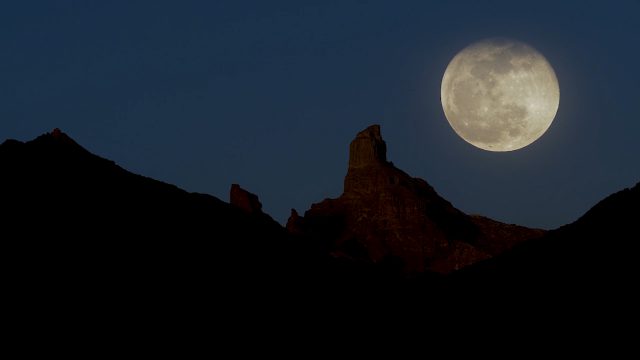 Vista Nocturna De La Cumbre En Axis Mundi.