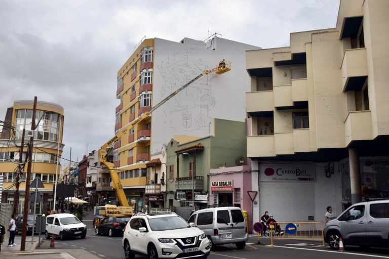 Comienza la obra del mural en la entrada del casco urbano en homenaje al centenario del nacimiento del pintor Antonio Padrón