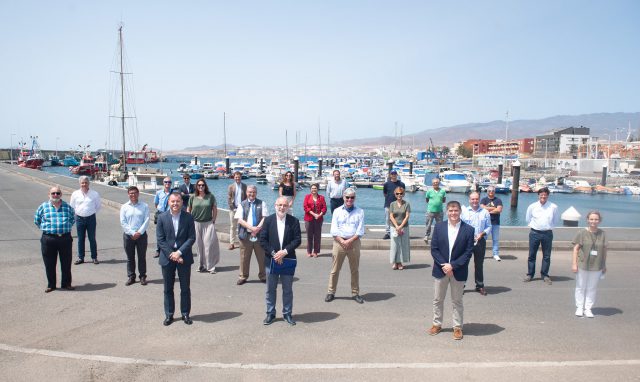 Foto De Grupo A Pie Del Muelle De Taliarte.