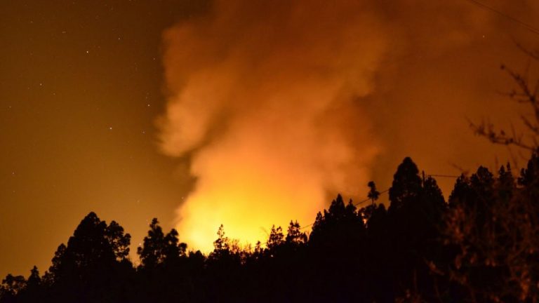 Desalojada una residencia de ancianos por un incendio forestal en Granada