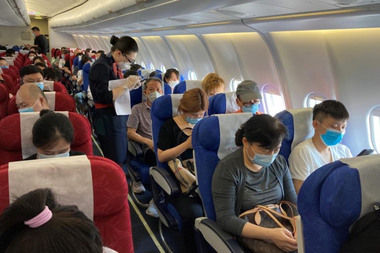 Los usuarios de avión bajan un 63,1% en octubre y los del AVE un 78,8%
