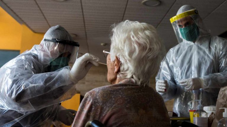Medio centenar de altas reduce los casos de covid-19 entre mayores