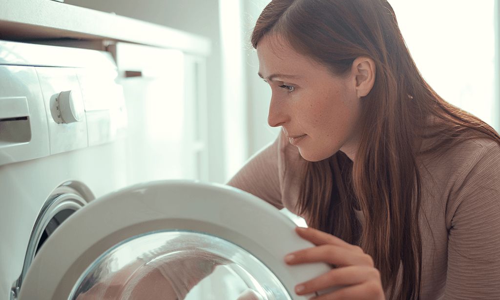 Cómo atrapar los pelos en la lavadora y otros trucos para hacer la colada