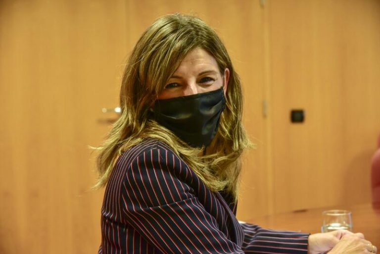 Díaz dice que «no saldrán de la mesa» con los agentes sociales sin tener un acuerdo sobre los ERTE