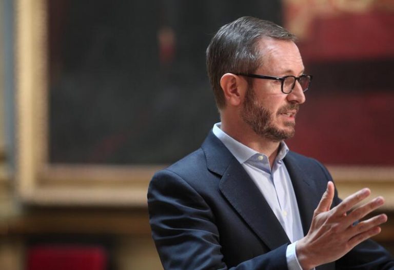 Maroto (PP) afea a Calvo hablar mucho del «tardofranquismo y otras tonterías»