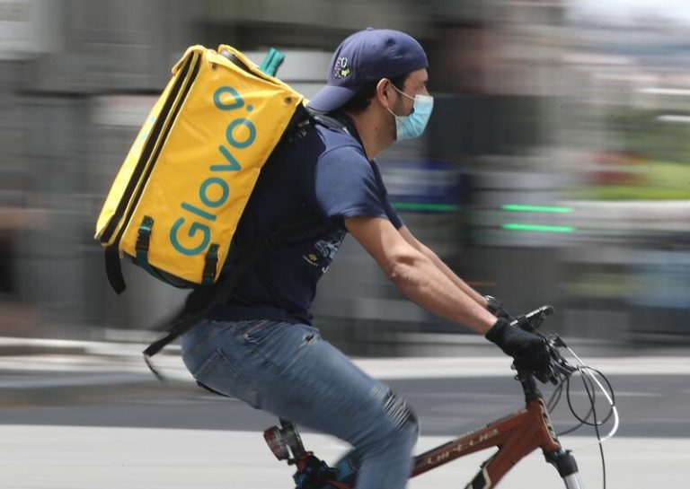 Los repartidores califican de «decisión paternalista» la regulación de Trabajo