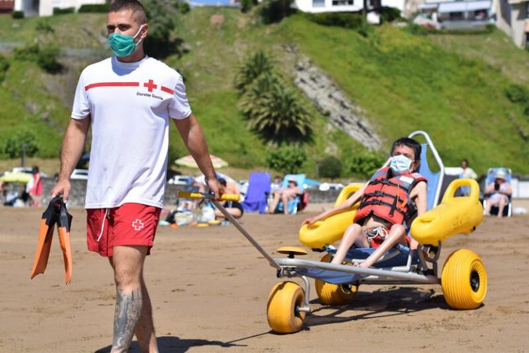Cruz Roja realiza 44.000 atenciones en playas, un 37,1% menos que en 2019