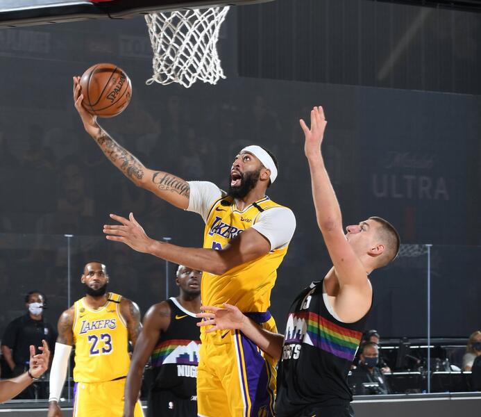 Anthony Davis sitúa a los Lakers a un paso de las Finales de la NBA