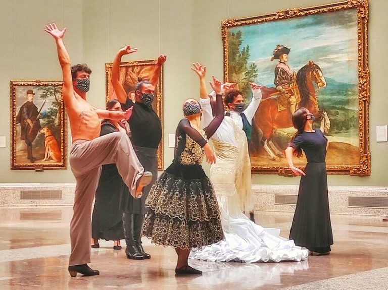 Bailaores flamencos dialogan con obras de la muestra ‘Reencuentro’
