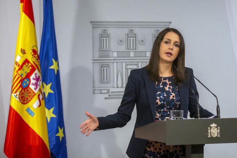 Arrimadas exige a Sánchez que defienda al Rey y desautorice a Iglesias y Garzón