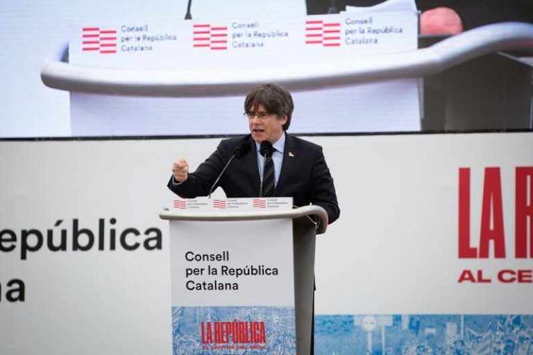 Puigdemont acusa a Gobierno y Justicia de «jugar con la fecha» de la inhabilitación de Torra