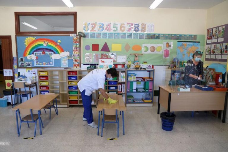 Cierran otras cinco aulas en Cantabria, aunque bajan a 13