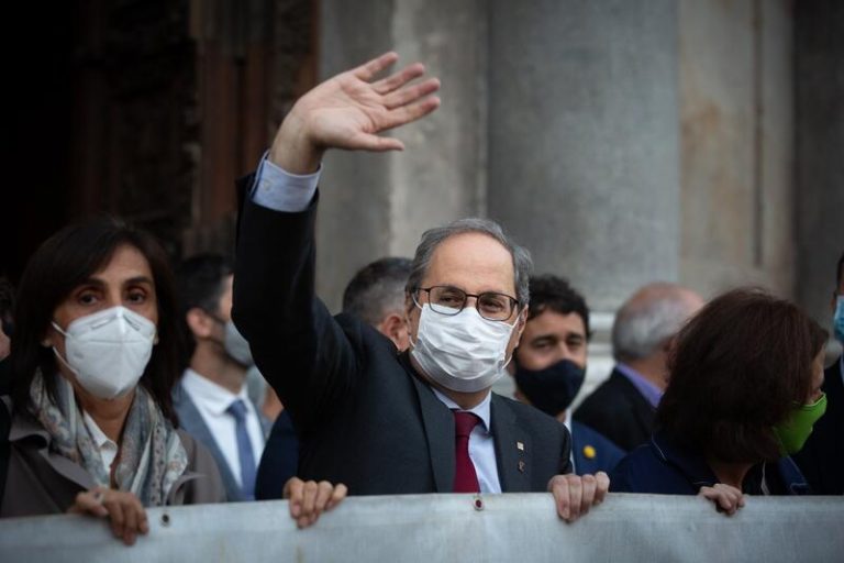 Torra se despide de la Generalitat desplegando la pancarta que provocó su inhabilitación