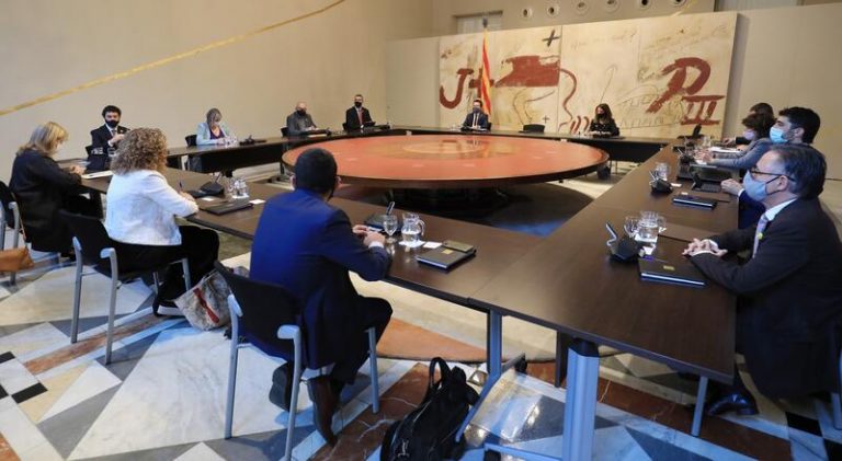Aragonès preside una reunión del Govern para aprobar el decreto de sustitución de Torra