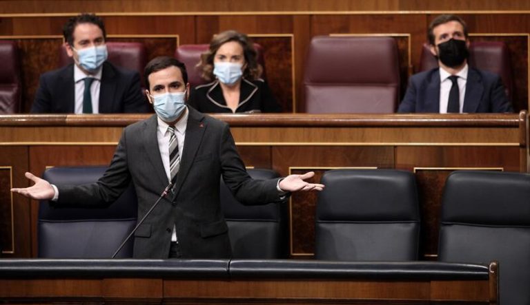 Garzón no rectifica sus críticas al Rey y el PP le pide dimitir por ser ya un ministro «inservible»