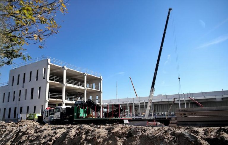 La licitación pública se desploma un 36,8% hasta agosto por el impacto del Covid