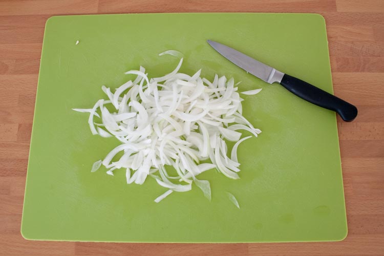 preparación la cebolla en tiritas