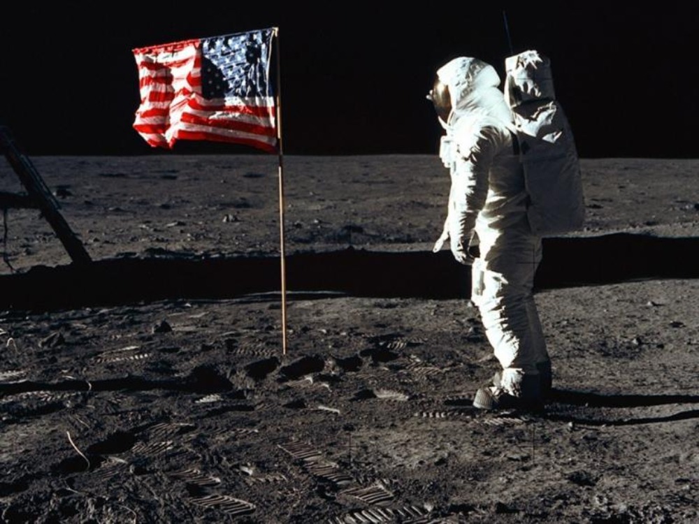 la bandera ondea, la NASA