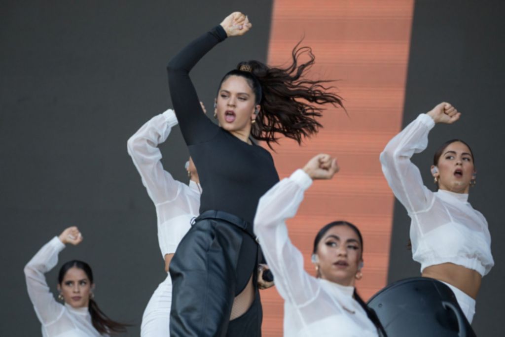 Rosalía con body negro