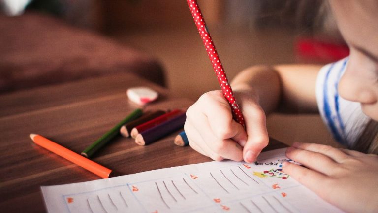 El Gobierno aprobará en los próximos días la baja para padres con hijos en cuarentena