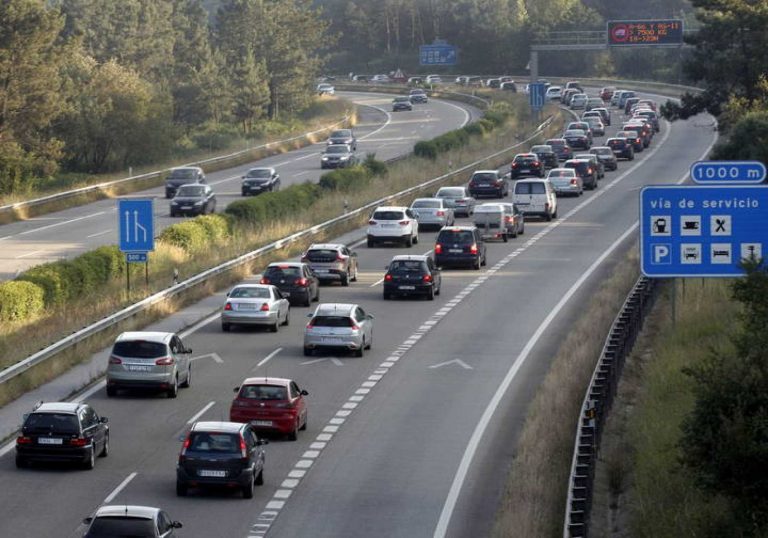 Más de una veintena de carreteras permanecen cerradas por la nieve