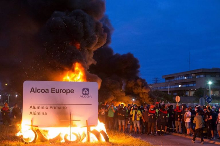 Los trabajadores de Alcoa se encierran en los ayuntamientos de Xove y Viveiro