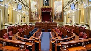 Parlamento canario pide mejorar la atención a migrantes en Canarias