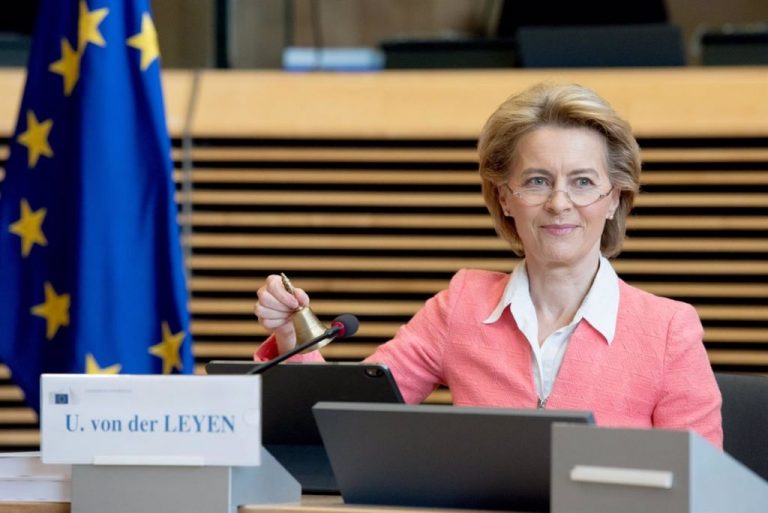 Sánchez regala unos patucos a Von der Leyen, abuela por primera vez hace unas semanas