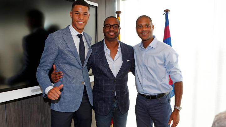 Florentino Se Duerme. Le Birlan Al Real Madrid La Nueva Estrella Del Fútbol 1 Xavier Mbuyamba Con Patrick Kluivert