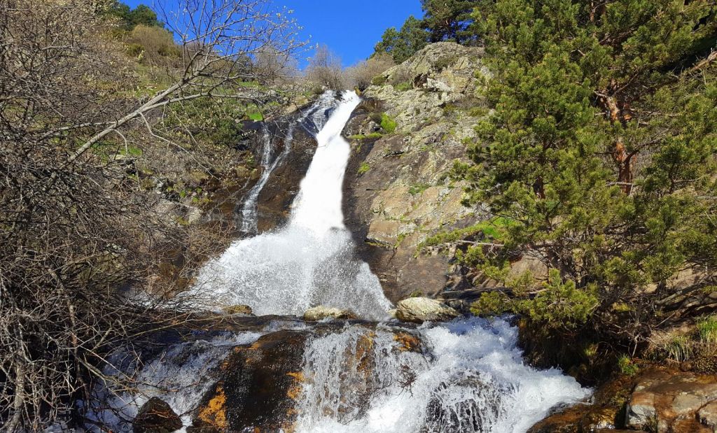 Cascada En El Pueblo Madriñelo De San Mamés