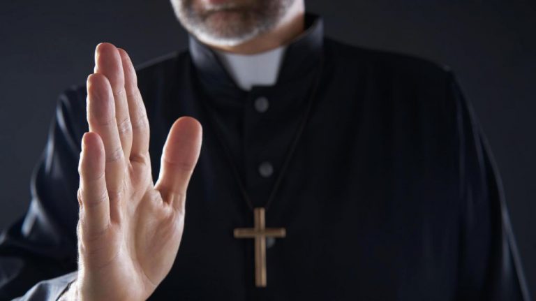 Un joven con problemas psiquiátricos apuñala a un cura a la puerta de su iglesia