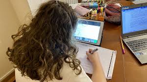 Diez aulas de centros extremeños comienzan mañana la modalidad online