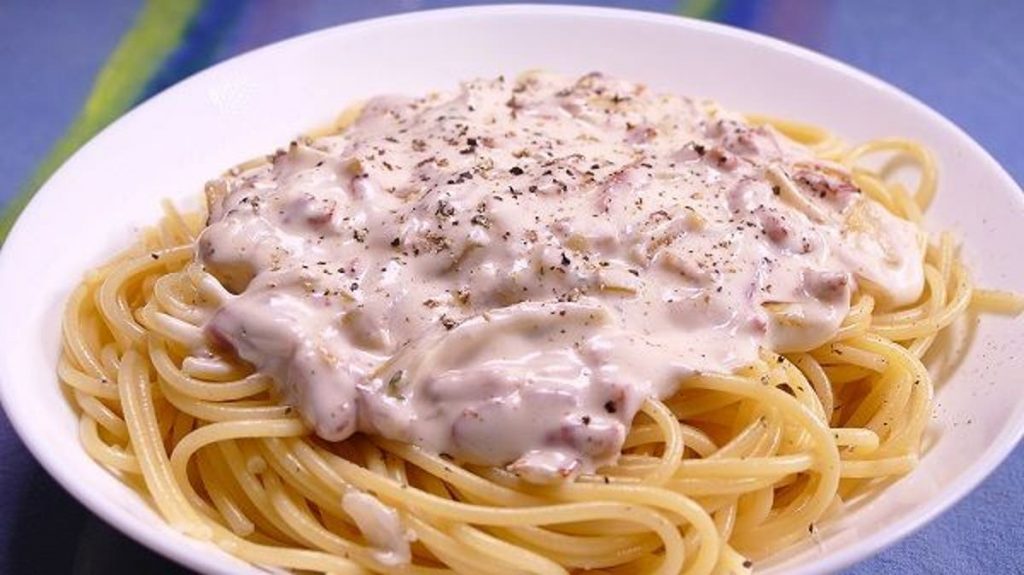 espaguetis carbonara con nata, no de la forma tradicional.