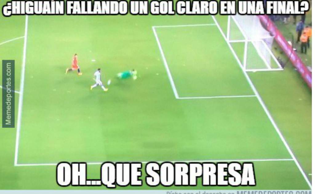 El Compañero De Cristiano En La Juve Fallando Un Gol