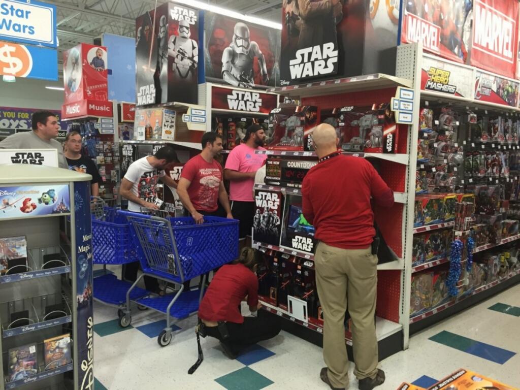 hombres comprando juguetes