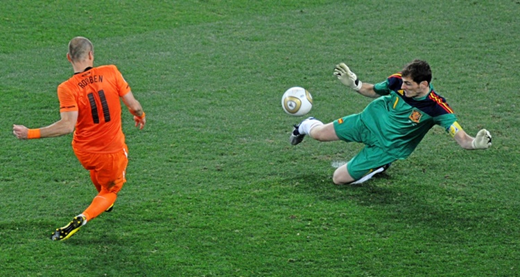 Los mejores momentos en la carrera de Iker Casillas 6 Frente a Robben en el Mundial 2010