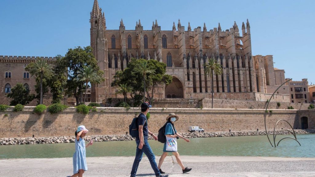 mallorca detecta dos brotes uno de 10 turistas y otro de 9 trabajadores de un hotel