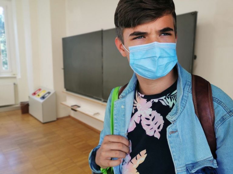 Por qué no deberías quitarte la mascarilla en el ascensor