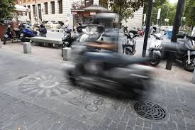 Fallece una mujer atropellada por una moto de reparto de comida en Alicante